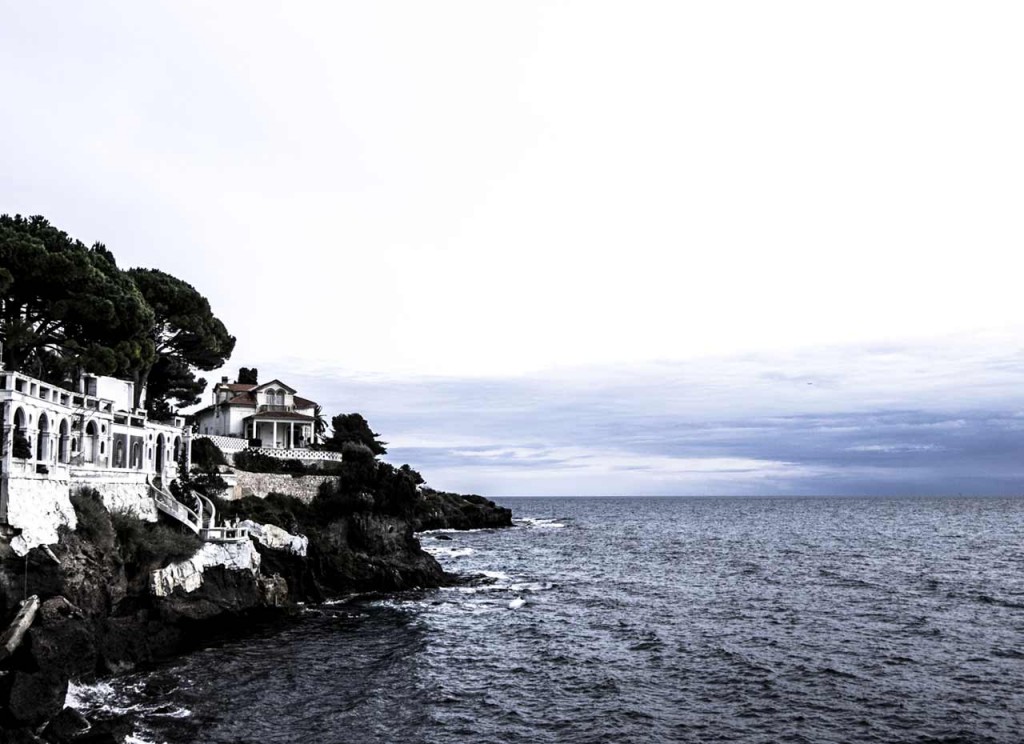 Promenade sur les bords de la mer à Monte Carlo 