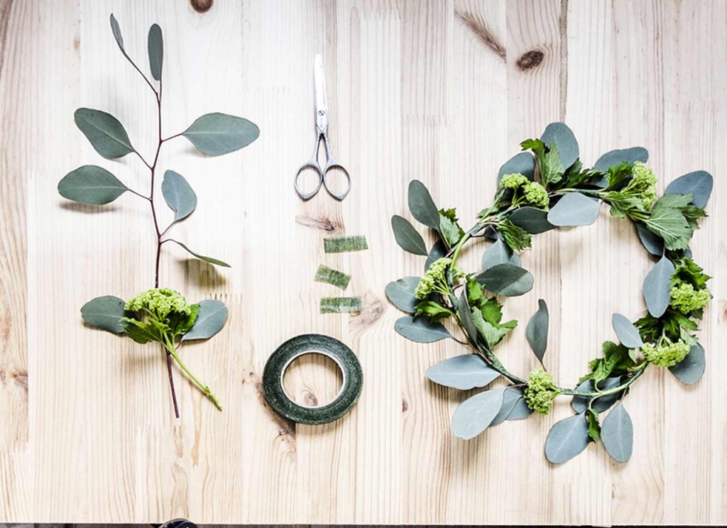 Couronne du printemps, ciseaux et feuilles eucalyptus 