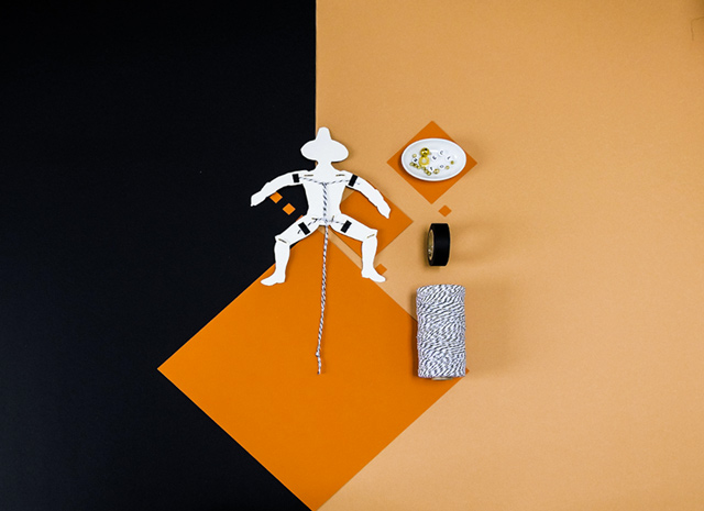 Jumping Jack Step-by-step: Pull the string hanging from the puppet’s lower body.