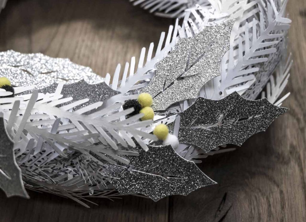 Comment réaliser une couronne décorée en papier avec pompoms