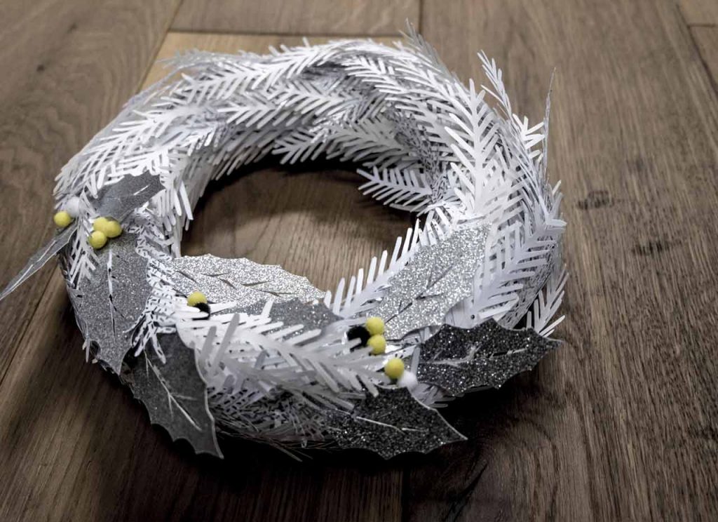 Learn how to make a DIY wreath in paper and polystyrene