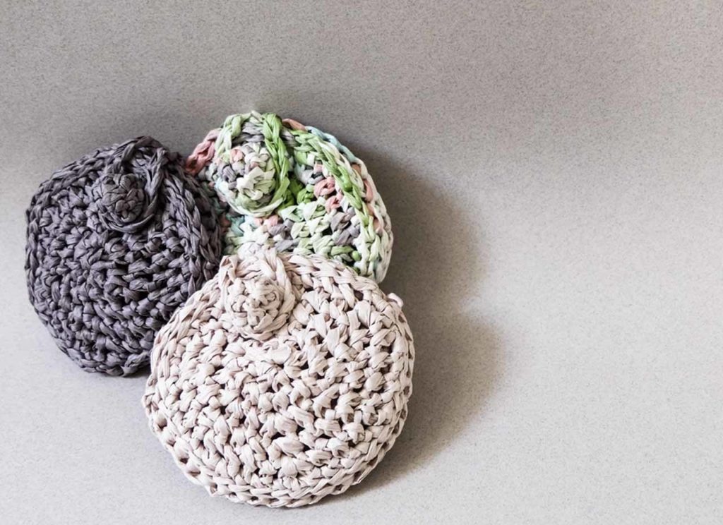 L’attribut alt de cette image est vide, son nom de fichier est Three-Crocheted-pouch-1024x744.jpg.