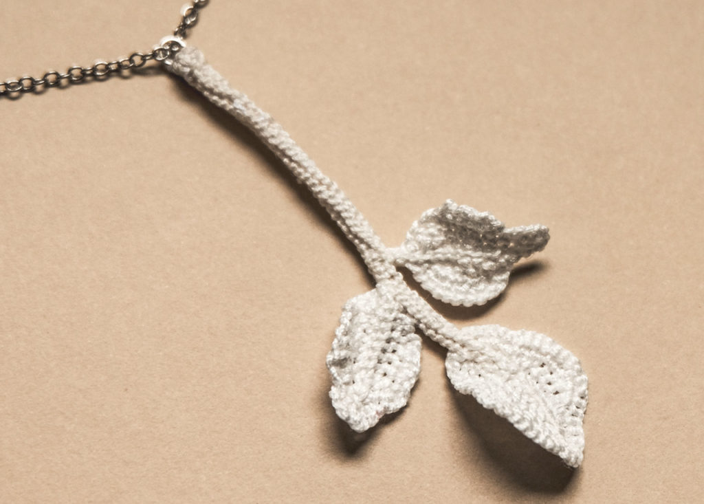 Pendentif feuilles de cresson, fait main, savoir faire et artisanat d'art, produit de luxe et bijoux Haute-Couture, atelier parisien d'exception