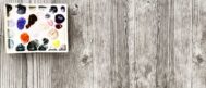 Porcelaine palette, white with all the hues mixed to create an harmony.
