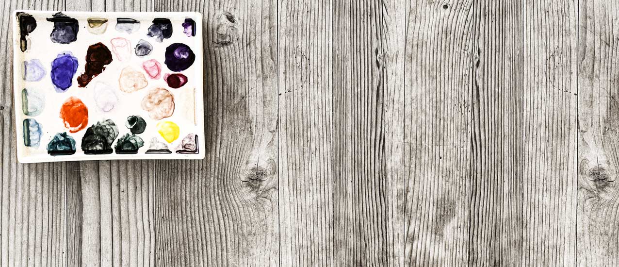 Porcelaine palette, white with all the hues mixed to create an harmony.