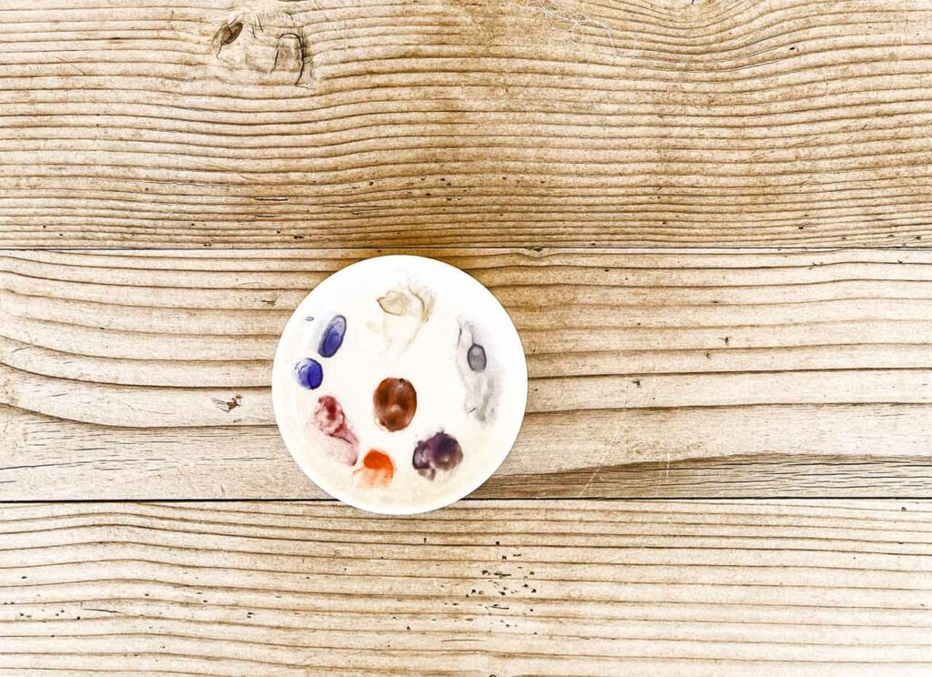 small rond porcelain palette with a few hues matching together in harmony.